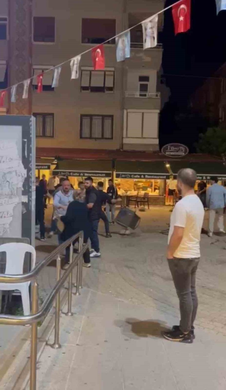 MALTEPE’DE İKİ GRUP ARASINDA KAVGA: SANDALYELER HAVADA UÇUŞTU