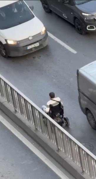 SULTANGAZİ’DE ENGELLİ VATANDAŞ TEKERLEKLİ SANDALYEYLE TERS YÖNDE TRAFİĞE GİRDİ