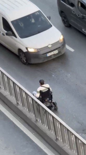SULTANGAZİ’DE ENGELLİ VATANDAŞ TEKERLEKLİ SANDALYEYLE TERS YÖNDE TRAFİĞE GİRDİ