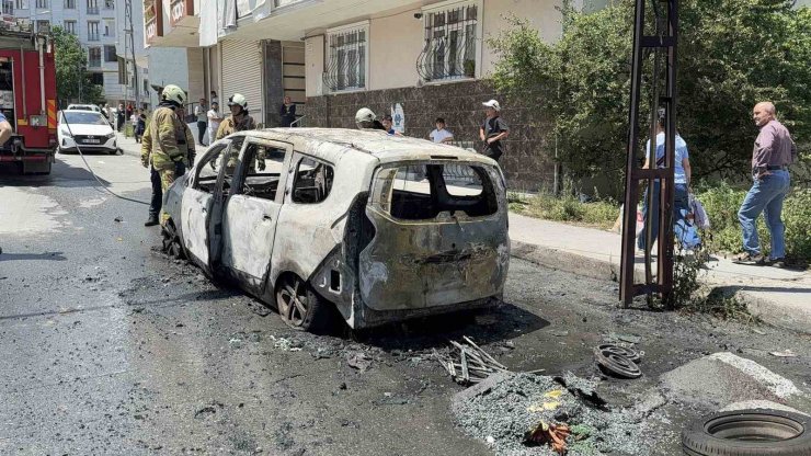 ARNAVUTKÖY’DE PARK HALİNDEKİ OTOMOBİL ALEV TOPUNA DÖNDÜ: O ANLAR KAMERADA