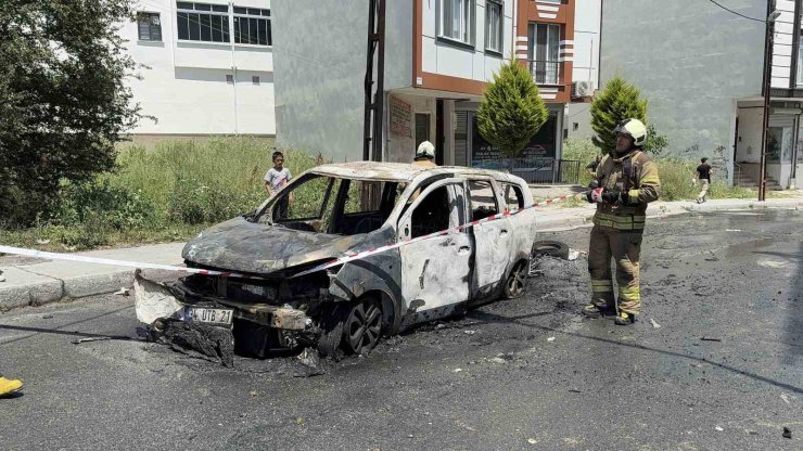 ARNAVUTKÖY’DE PARK HALİNDEKİ OTOMOBİL ALEV TOPUNA DÖNDÜ: O ANLAR KAMERADA