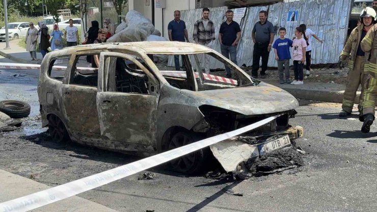 ARNAVUTKÖY’DE PARK HALİNDEKİ OTOMOBİL ALEV TOPUNA DÖNDÜ: O ANLAR KAMERADA