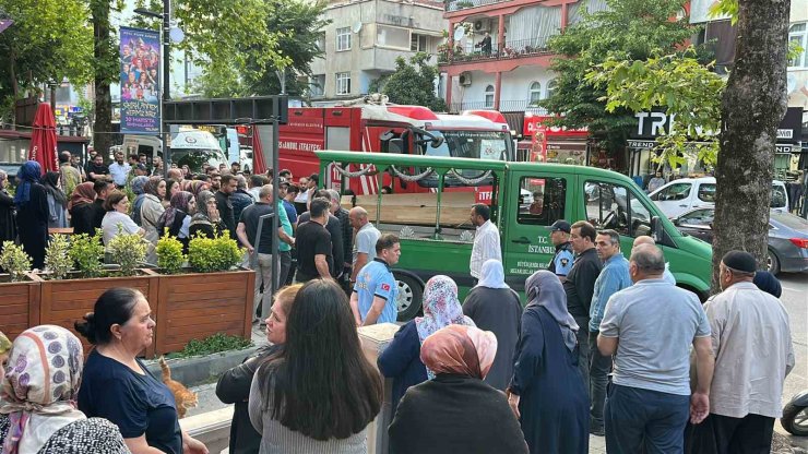 ÇEKMEKÖY’DE APARTMAN DAİRESİNDE YANGIN: YAŞLI KADIN HAYATINI KAYBETTİ