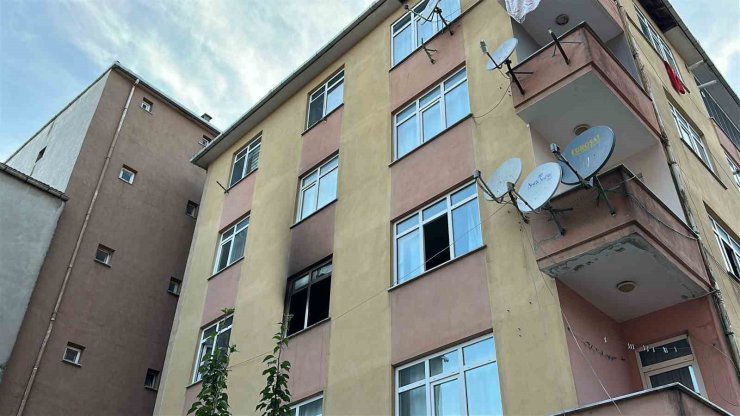 ÇEKMEKÖY’DE APARTMAN DAİRESİNDE YANGIN: YAŞLI KADIN HAYATINI KAYBETTİ