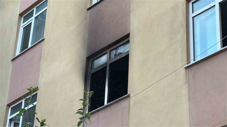ÇEKMEKÖY’DE APARTMAN DAİRESİNDE YANGIN: YAŞLI KADIN HAYATINI KAYBETTİ
