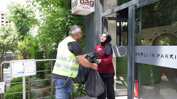 AYDA 1 TON KAHVE POSASINI GÜBRE OLARAK DEĞERLENDİRİYORLAR