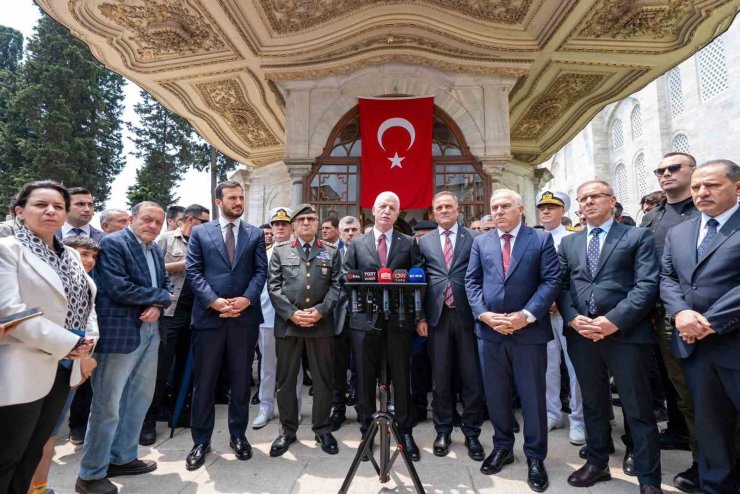 FATİH SULTAN MEHMET HAN’IN FETHİN 572’İNCİ YILDÖNÜMÜNDE KABRİ BAŞINDA DUALARLA ANILDI