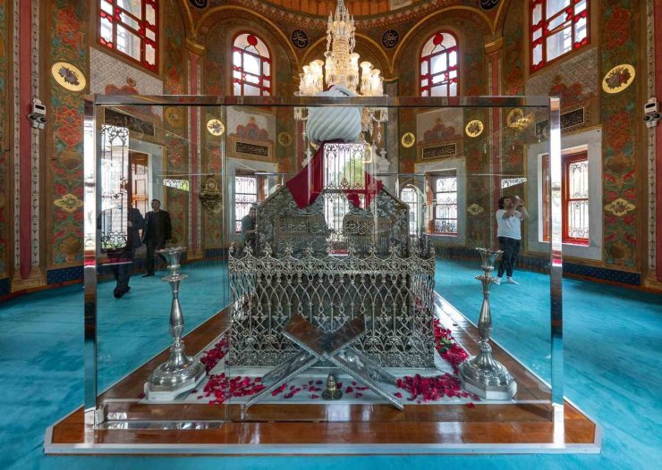 FATİH SULTAN MEHMET HAN’IN FETHİN 572’İNCİ YILDÖNÜMÜNDE KABRİ BAŞINDA DUALARLA ANILDI