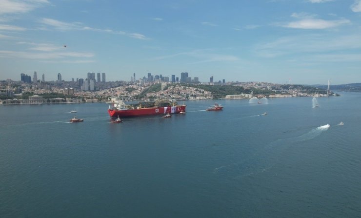 ’OSMAN GAZİ’ BOĞAZDAN KARADENİZ’E SU FISKİYELERİYLE UĞURLANDI