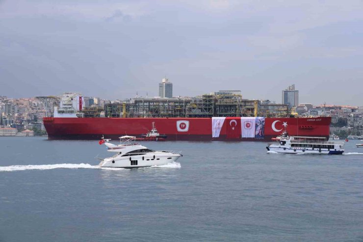 ’OSMAN GAZİ’ BOĞAZDAN KARADENİZ’E SU FISKİYELERİYLE UĞURLANDI
