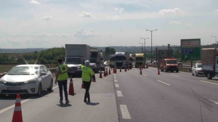 PENDİK TEM OTOYOLU’NDA DEVRİLEN TIR KALDIRILDI