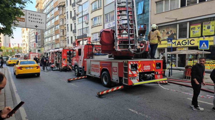 ŞİŞLİ’DE RESTORANDA BAŞLAYAN YANGIN YANINDAKİ İKİ BİNAYA SIÇRADI