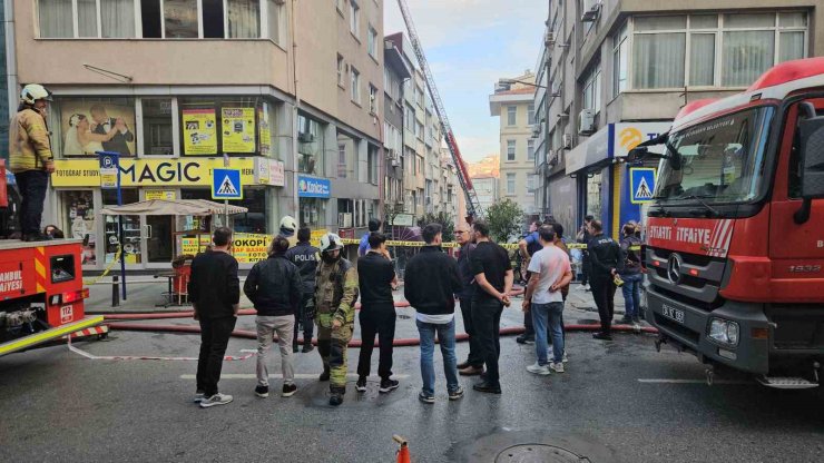 ŞİŞLİ’DE RESTORANDA BAŞLAYAN YANGIN YANINDAKİ İKİ BİNAYA SIÇRADI