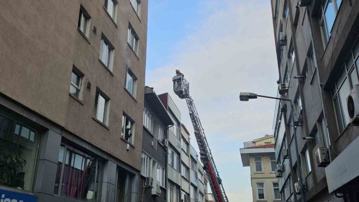 ŞİŞLİ’DE RESTORANDA BAŞLAYAN YANGIN YANINDAKİ İKİ BİNAYA SIÇRADI