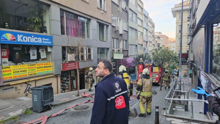 ŞİŞLİ’DE RESTORANDA BAŞLAYAN YANGIN YANINDAKİ İKİ BİNAYA SIÇRADI