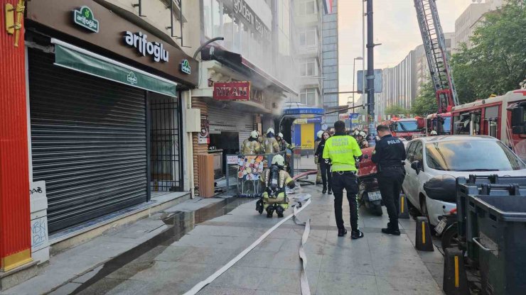ŞİŞLİ’DE RESTORANDA BAŞLAYAN YANGIN YANINDAKİ İKİ BİNAYA SIÇRADI