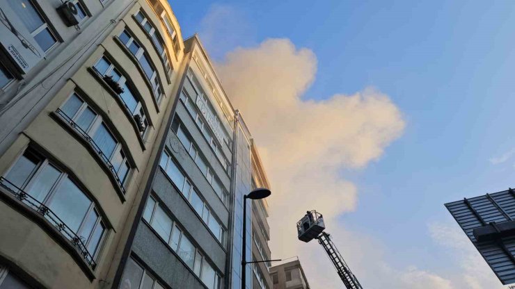 ŞİŞLİ’DE RESTORANDA BAŞLAYAN YANGIN YANINDAKİ İKİ BİNAYA SIÇRADI