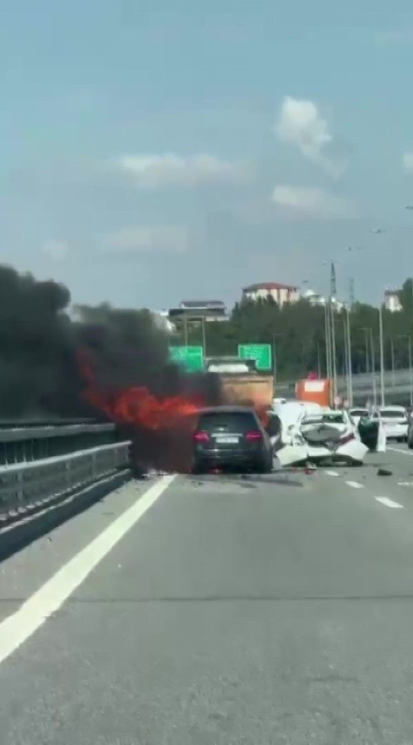 KUZEY MARMARA OTOYOLU’NDA ZİNCİRLEME KAZA SONRASI 2 ARAÇ YANDI