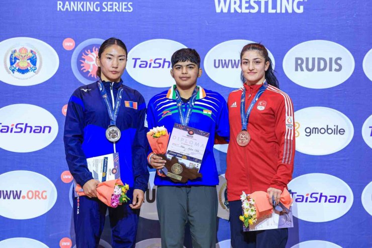 MOĞOLİSTAN’DA MİLLİ KADIN GÜREŞÇİLERDEN 1 GÜMÜŞ VE 1 BRONZ