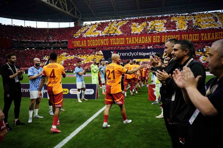 BAŞAKŞEHİR, ŞAMPİYON GALATASARAY’I ALKIŞLADI