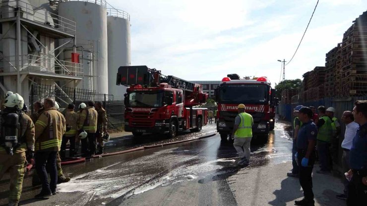 TUZLA’DA FABRİKA YANGINI: JENERATÖRDEN ÇIKAN ALEVLER DIŞ CEPHEYE SIÇRADI