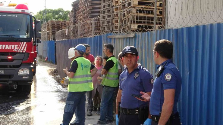 TUZLA’DA FABRİKA YANGINI: JENERATÖRDEN ÇIKAN ALEVLER DIŞ CEPHEYE SIÇRADI