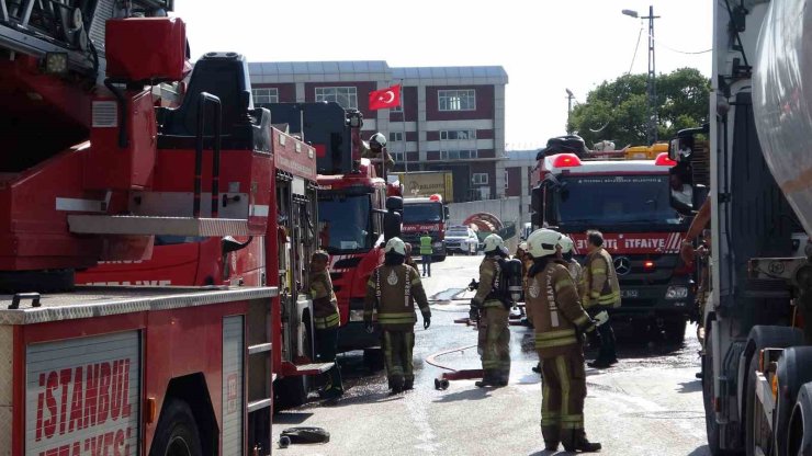 TUZLA’DA FABRİKA YANGINI: JENERATÖRDEN ÇIKAN ALEVLER DIŞ CEPHEYE SIÇRADI