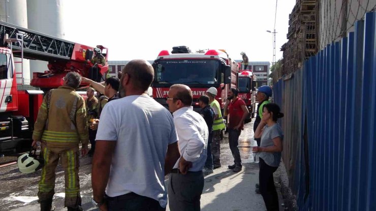 TUZLA’DA FABRİKA YANGINI: JENERATÖRDEN ÇIKAN ALEVLER DIŞ CEPHEYE SIÇRADI