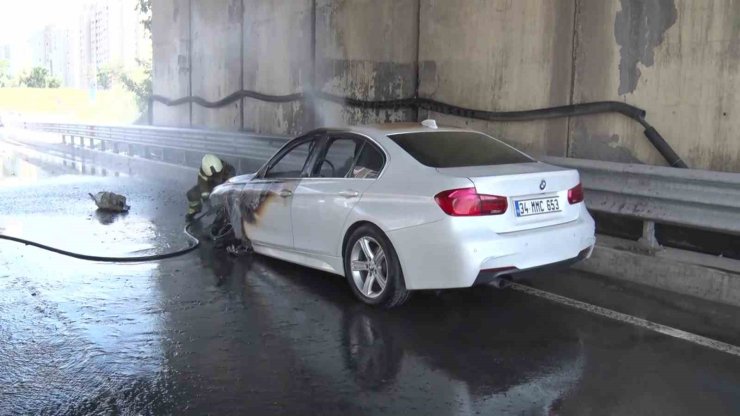 ATAŞEHİR’DE LÜKS OTOMOBİL ALEV ALEV YANDI