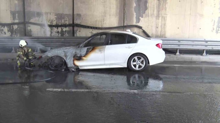 ATAŞEHİR’DE LÜKS OTOMOBİL ALEV ALEV YANDI