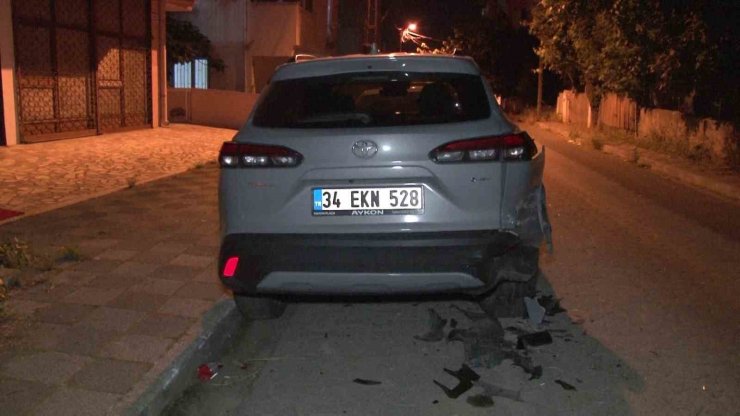 ATAŞEHİR’DE BİR SÜRÜCÜ ARAÇLARA VURA VURA KAÇTI