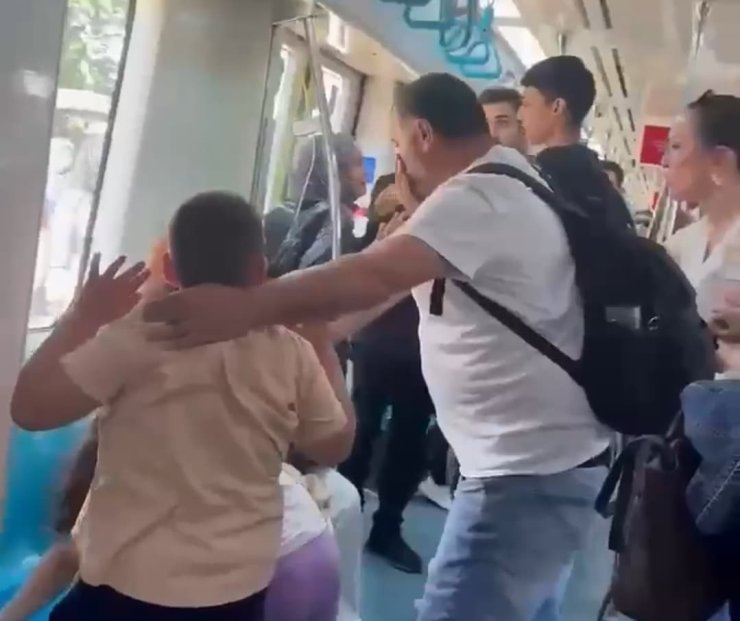 MARMARAY’DA ÇOCUKLARININ YANINDA BABAYI DARBEDEN İKİ ŞAHIS YAKALANDI