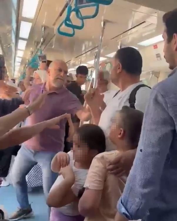 MARMARAY’DA ÇOCUKLARININ YANINDA BABAYI DARBEDEN İKİ ŞAHIS YAKALANDI