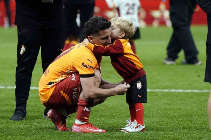 GALATASARAY ŞAMPİYONLUĞU TARAFTARI ÖNÜNDE KUTLADI