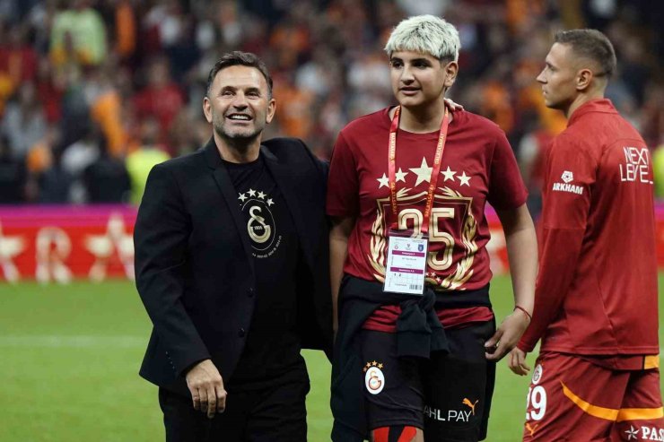 GALATASARAY ŞAMPİYONLUĞU TARAFTARI ÖNÜNDE KUTLADI