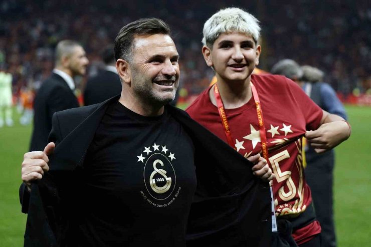GALATASARAY ŞAMPİYONLUĞU TARAFTARI ÖNÜNDE KUTLADI