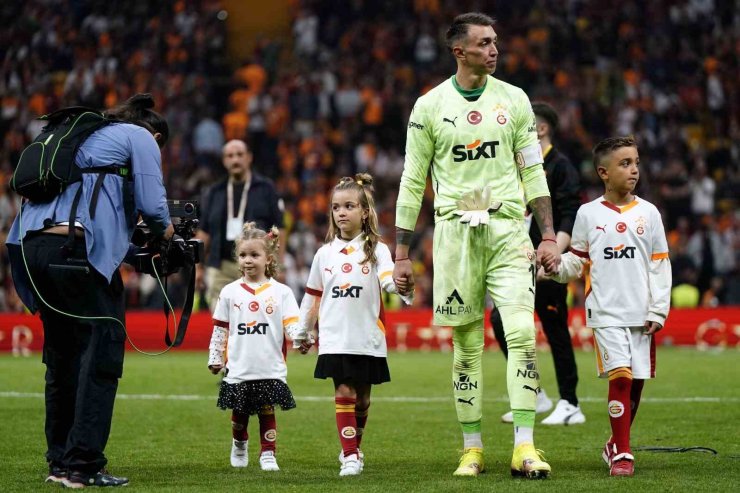 GALATASARAY ŞAMPİYONLUĞU TARAFTARI ÖNÜNDE KUTLADI